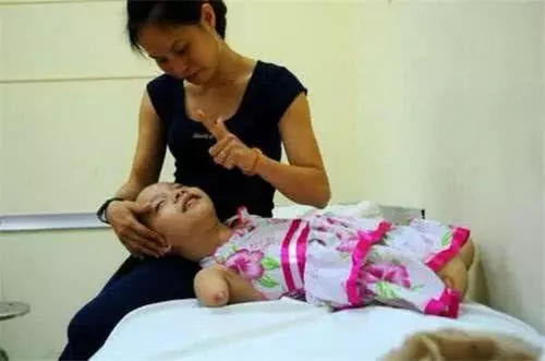 懷孕7個月查出胎兒沒有手腳,孕媽不忍放棄,用愛和責任為殘疾女兒插上翅膀
