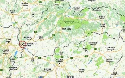 這座既古老又年輕的城市,最熱門景點是趴在地上的男人