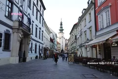 這座既古老又年輕的城市,最熱門景點是趴在地上的男人