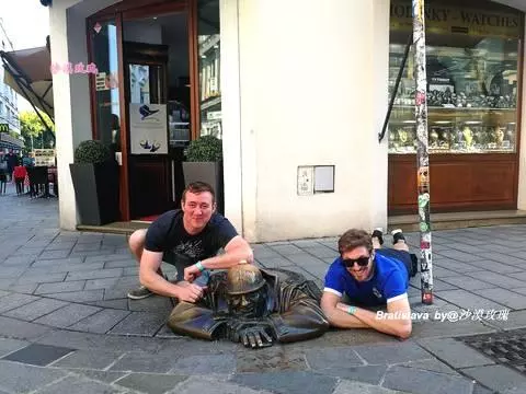 這座既古老又年輕的城市,最熱門景點是趴在地上的男人