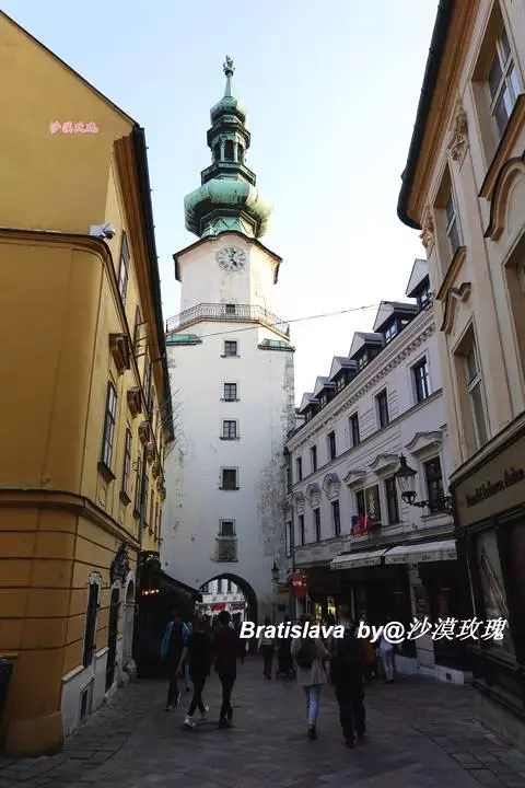 這座既古老又年輕的城市,最熱門景點是趴在地上的男人