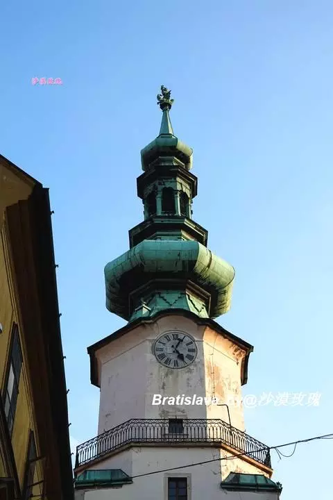 這座既古老又年輕的城市,最熱門景點是趴在地上的男人
