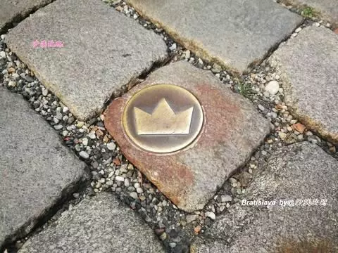 這座既古老又年輕的城市,最熱門景點是趴在地上的男人