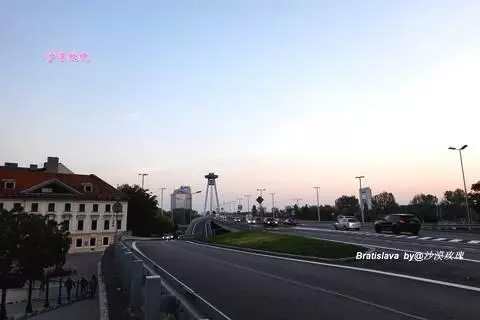 這座既古老又年輕的城市,最熱門景點是趴在地上的男人