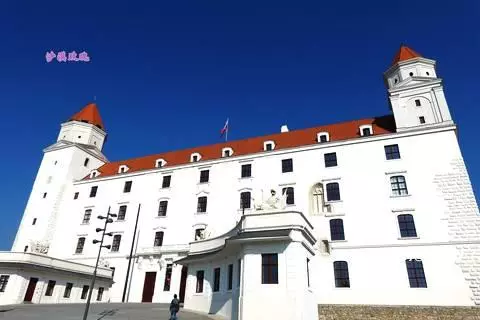 這座既古老又年輕的城市,最熱門景點是趴在地上的男人