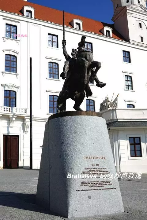 這座既古老又年輕的城市,最熱門景點是趴在地上的男人