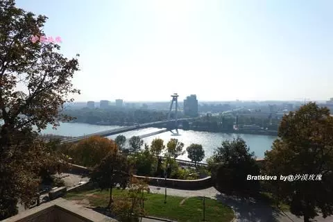 這座既古老又年輕的城市,最熱門景點是趴在地上的男人