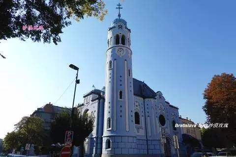 這座既古老又年輕的城市,最熱門景點是趴在地上的男人