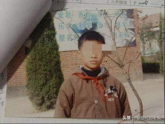 哥哥弄丟妹妹,因害怕離家出走十年才敢回家,妹妹見到他卻先跪下