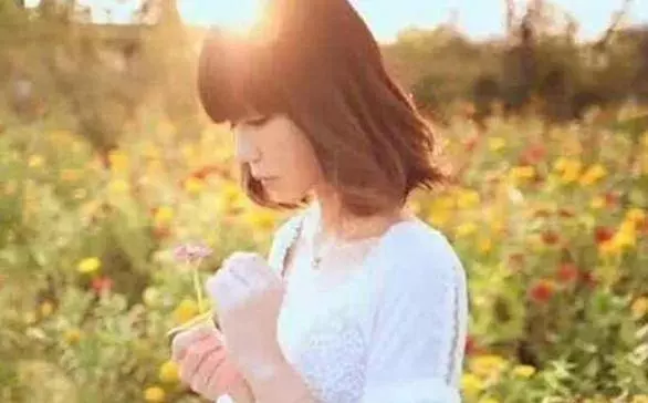 哥哥弄丟妹妹,因害怕離家出走十年才敢回家,妹妹見到他卻先跪下