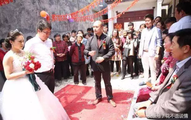 哥哥弄丟妹妹,因害怕離家出走十年才敢回家,妹妹見到他卻先跪下