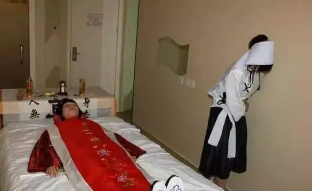 母親走了，兒媳為了盡孝親自給她穿壽衣，幾天後卻在墳前離開了人世
