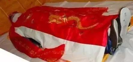 母親走了，兒媳為了盡孝親自給她穿壽衣，幾天後卻在墳前離開了人世