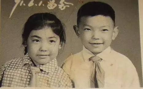 哥哥搬磚供我上大學,他結婚後卻離家出走......20年後遷祖墳在母親枕頭裡發現驚人秘密!