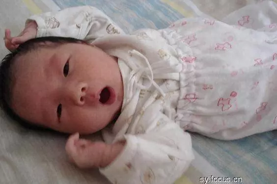 生女兒被婆婆趕回娘家我爸樂了,一個月後婆婆登門道歉