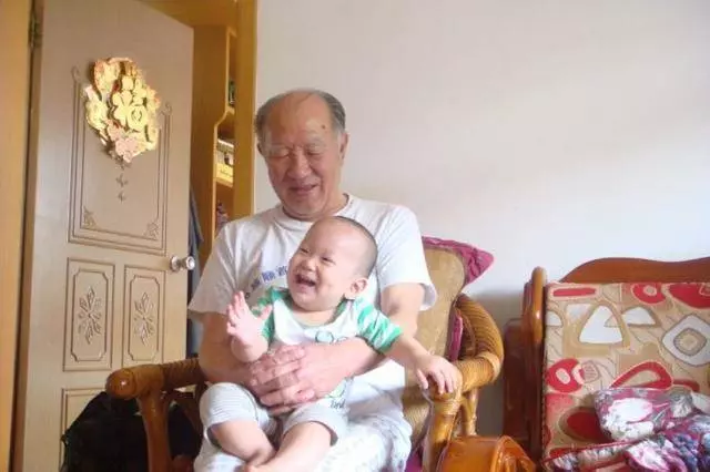 生女兒被婆婆趕回娘家我爸樂了,一個月後婆婆登門道歉