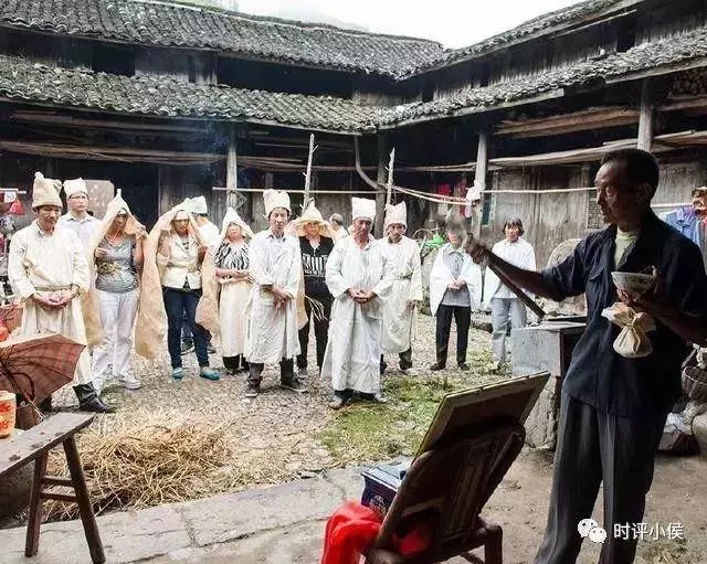 父親燒掉女兒大學錄取書,被恨20年,去世後女兒整理遺物時淚流滿面