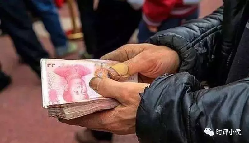 父親燒掉女兒大學錄取書,被恨20年,去世後女兒整理遺物時淚流滿面