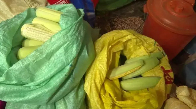 超坑!瑞豐夜市「水煮玉米4支220」民眾拒買還被甩臉 老闆娘終於出面喊冤:「我是被逼的」