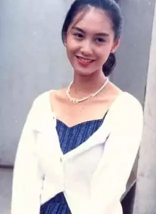 朱茵18歲,邱淑貞18歲,郭藹明18歲,她的18歲和現在一樣