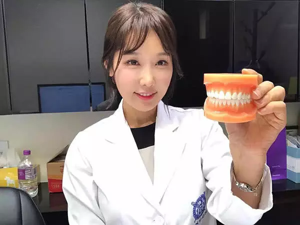 稱為韓國「最美牙醫」,50歲的她和25歲的女兒同框竟然如同姐妹