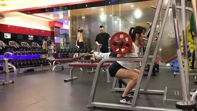 稱為韓國「最美牙醫」,50歲的她和25歲的女兒同框竟然如同姐妹