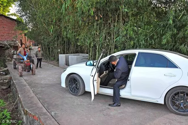 殘疾「兒子」回家,依舊被父母一家趕出,沒想到兒子早已身價千萬!
