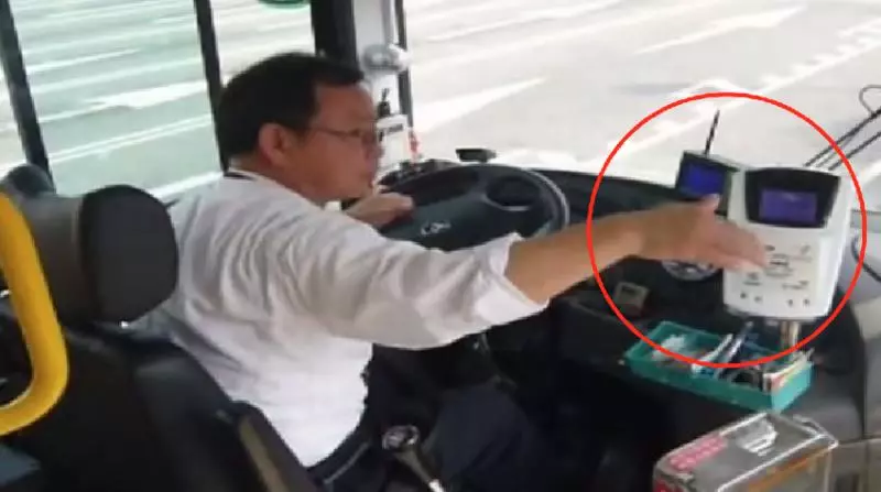 媽媽帶著3個小孩等到一台「載滿人的公車」!下秒「台中司機的舉動」感動所有人!