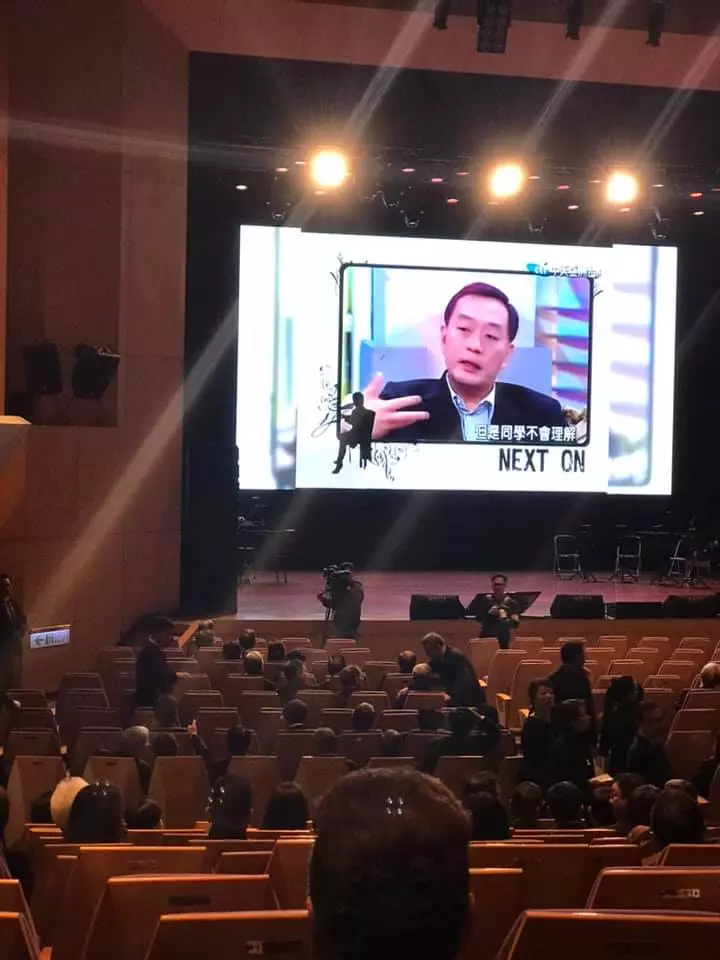 嚴凱泰追思會落幕! 1400位好友齊聚政商雲集哽咽:「他還在」 妻子親自錄唱緬懷摯愛!