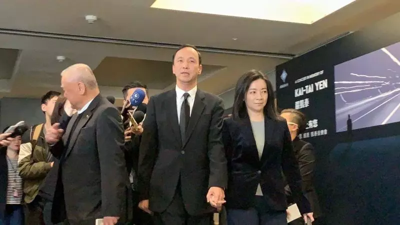 嚴凱泰追思會落幕! 1400位好友齊聚政商雲集哽咽:「他還在」 妻子親自錄唱緬懷摯愛!