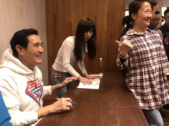 前總統馬英九花蓮簽書會 馬迷砸三萬支持