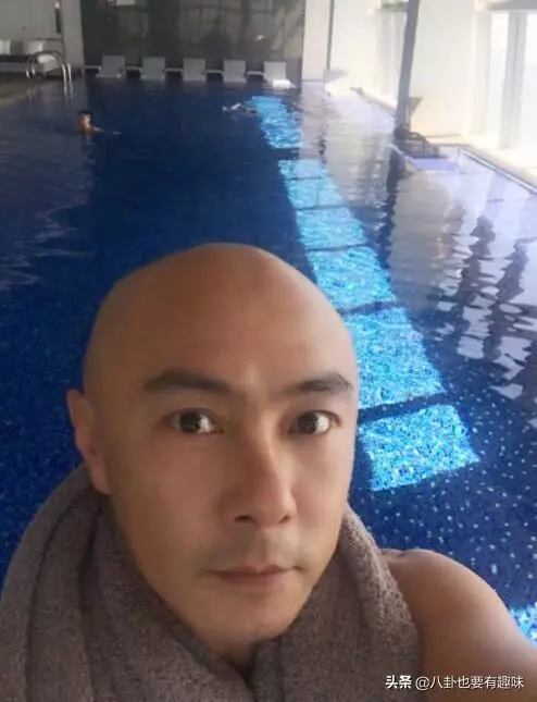 繼佘詩曼後,53歲的張衛健開濾鏡拍照後也嚇壞了網友