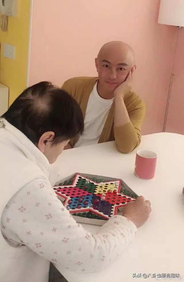 繼佘詩曼後,53歲的張衛健開濾鏡拍照後也嚇壞了網友