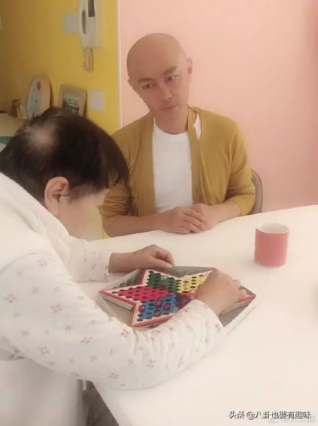 繼佘詩曼後,53歲的張衛健開濾鏡拍照後也嚇壞了網友