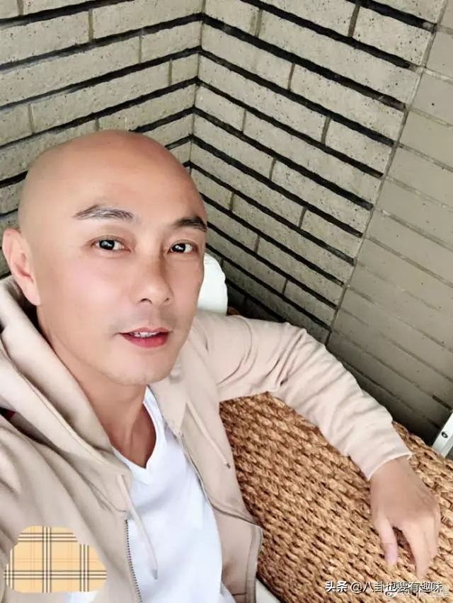 繼佘詩曼後,53歲的張衛健開濾鏡拍照後也嚇壞了網友