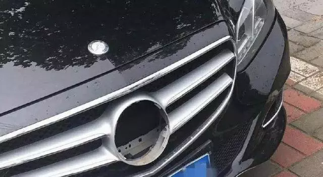 車主腦洞真大,車頭掛只「飛豬」也就算了?那8個圈的奧迪過分了