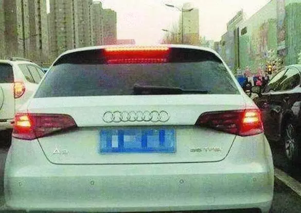 車主腦洞真大,車頭掛只「飛豬」也就算了?那8個圈的奧迪過分了