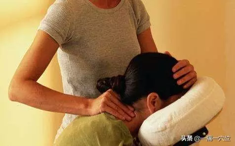 頸椎疲勞不要愁?掐掐手上這個部位,頸椎不疲勞了,頭部也舒服了