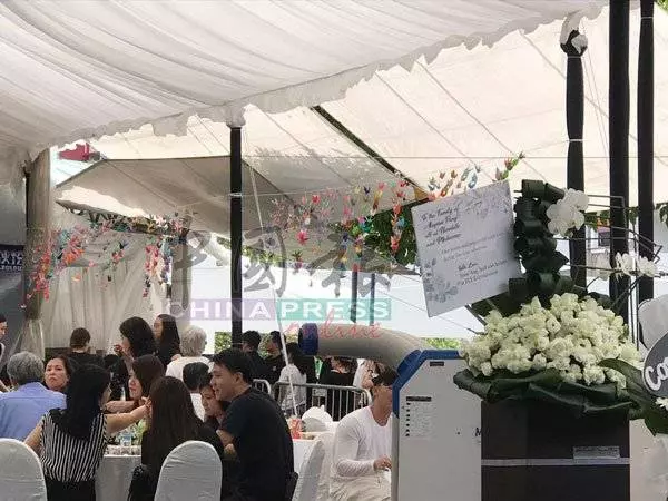 馮偉衷靈堂上 排隊向馮偉衷獻上最後心意