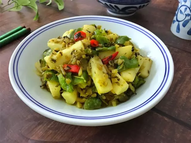 山藥這樣做,比大魚大肉都好吃,鮮美下飯,我家隔三差五做一次