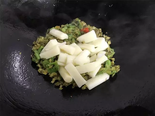山藥這樣做,比大魚大肉都好吃,鮮美下飯,我家隔三差五做一次