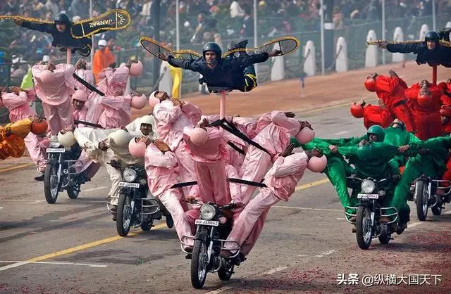 印度閱兵讓人大開眼界,戰鬥機用拖拉機拉進場,外媒:比不了