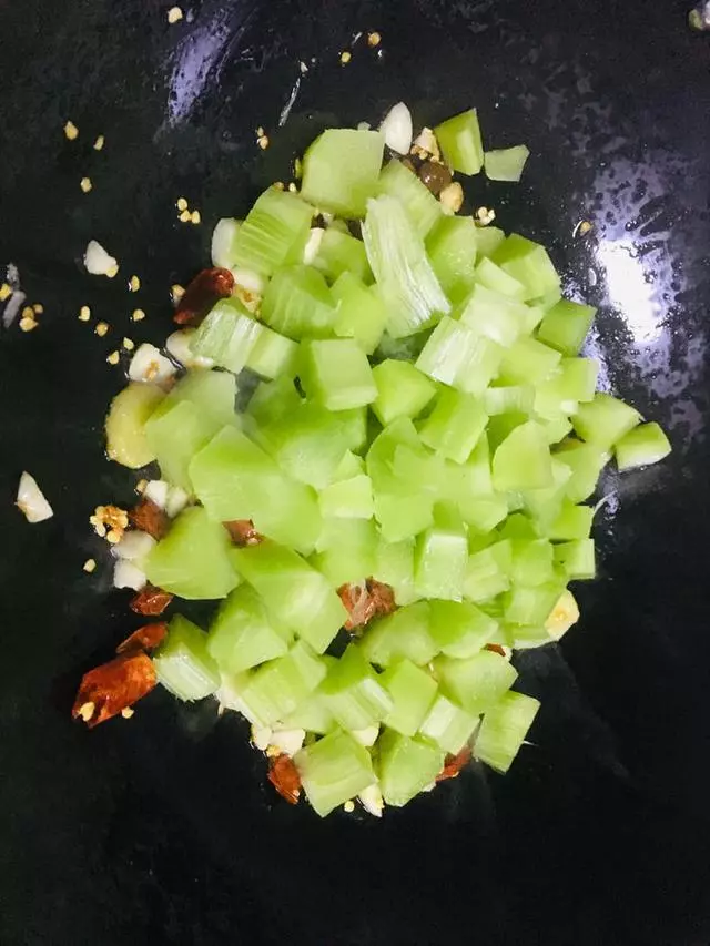 萵筍和「這種肉」一起炒是絕配,補鈣營養對牙好