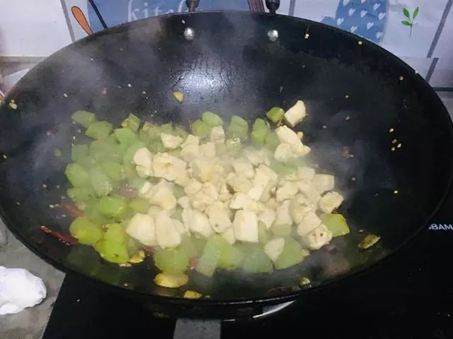 萵筍和「這種肉」一起炒是絕配,補鈣營養對牙好