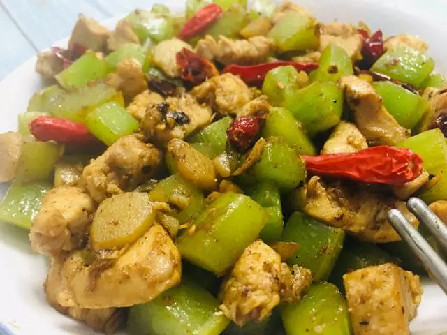 萵筍和「這種肉」一起炒是絕配,補鈣營養對牙好