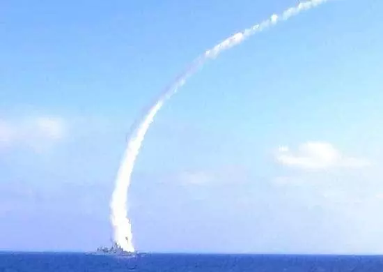 射程超過4500公里,遠超美軍戰斧飛彈,接近1噸彈頭已經說明一切