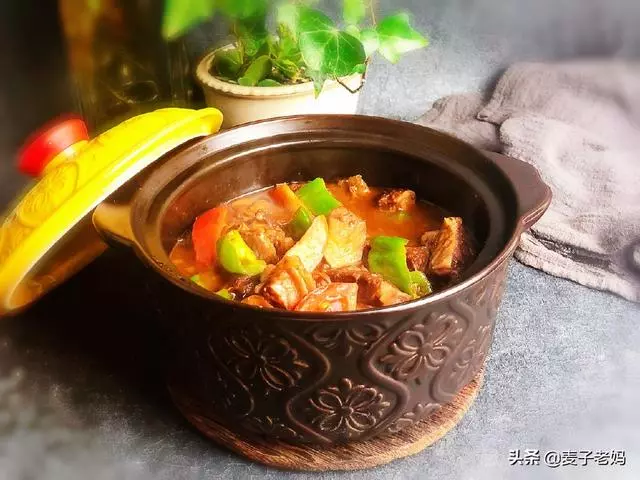 富含鐵質的牛肉與杏鮑菇,與它一起燜煮,促進人體吸收,拒絕貧血