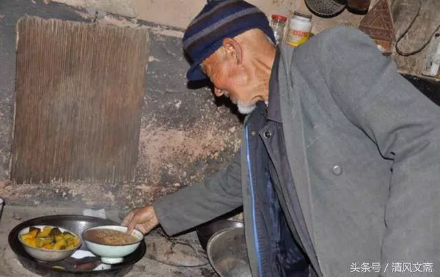 殘疾哥哥為弟娶媳婦傾家蕩產,弟卻讓哥流浪街頭,兩月後來一人收房,弟悔不當初