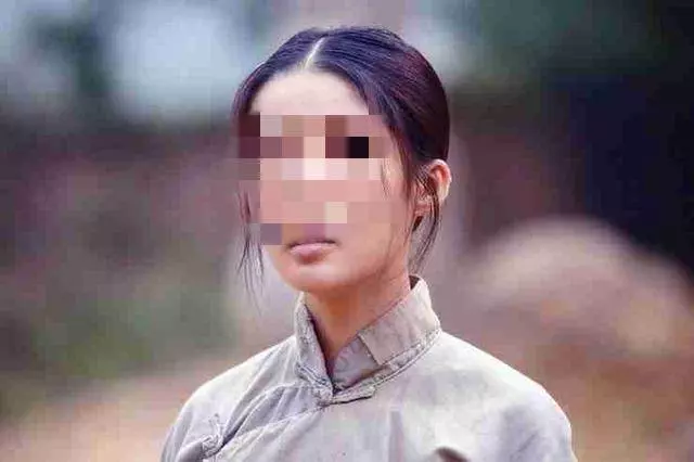 雙胞胎從小失散,二十多年後重逢彼此境遇大不相同,沒相認
