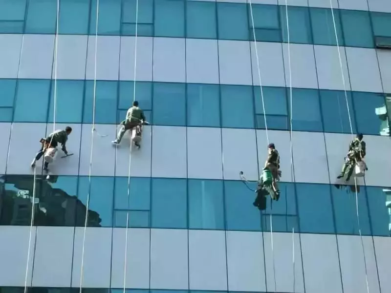 離奇死亡!新加坡27歲勞工高空作業,竟因地面巴士喪命 !